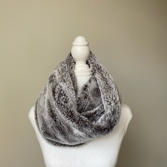 Reitmans Luxurious Furr Wrap Around - Picture 2 of 3